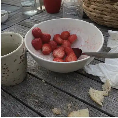 Jordbær og service ligger spredt på bordet